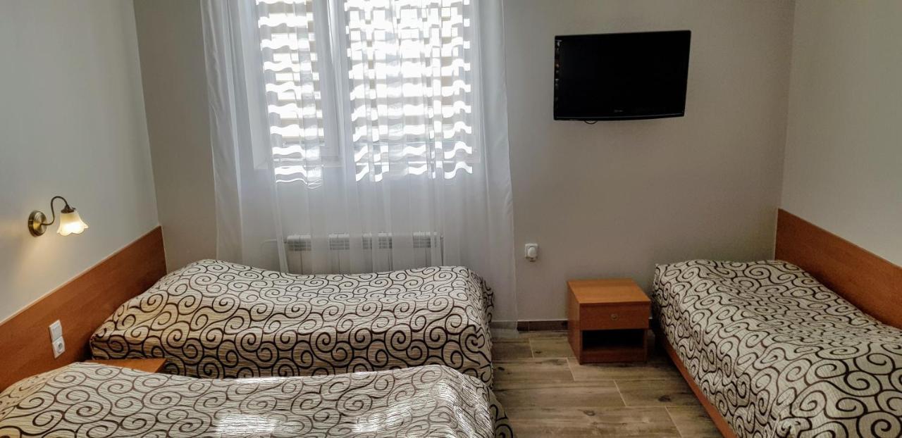 Willa-Restauracja Victoria Ostrowiec Świętokrzyski Habitación foto