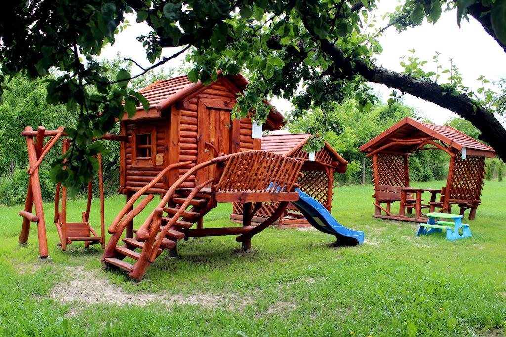 Willa-Restauracja Victoria Ostrowiec Świętokrzyski Exterior foto